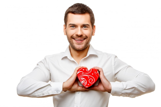 Joven con caja en forma de corazón