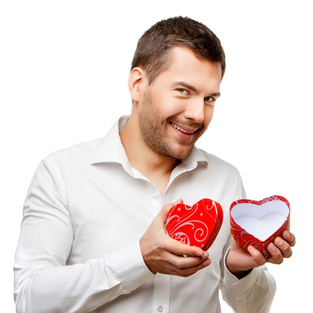 Joven con caja en forma de corazón