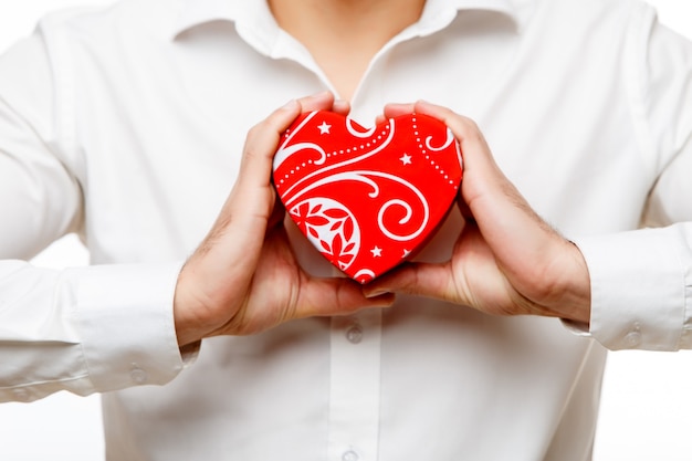 Foto joven con caja en forma de corazón