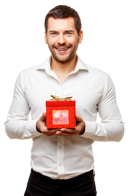 Joven con caja en forma de corazón