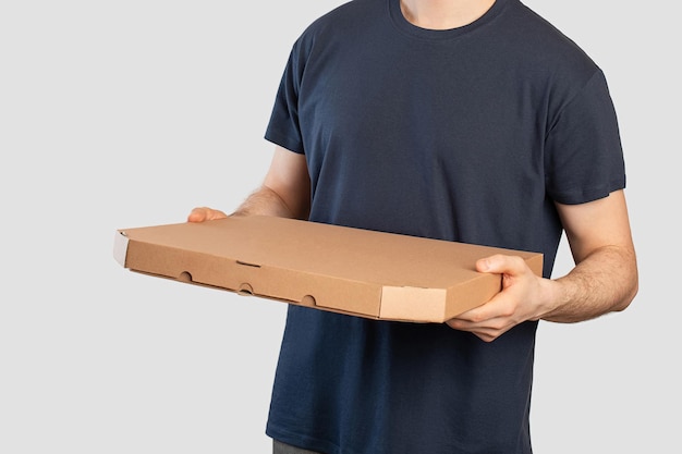 Joven con caja de pizza en sus manos entrega de pizza