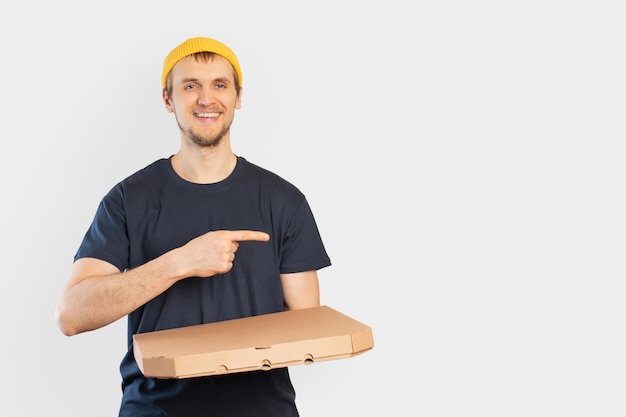 Joven con caja de pizza en sus manos entrega de pizza