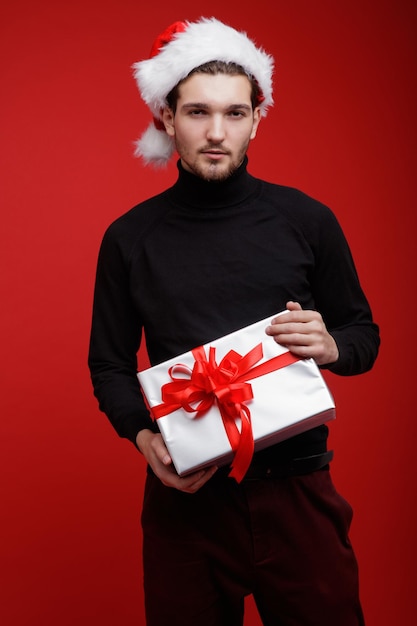 Joven, cajas de regalo arcos de seda roja Año Nuevo, Navidad. foto de moda. Color rojo.