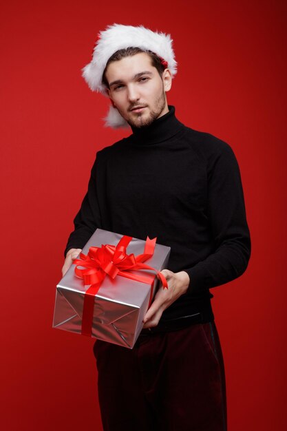 Joven, cajas de regalo arcos de seda roja Año Nuevo, Navidad. foto de moda. Color rojo.