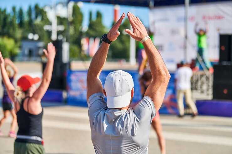 Joven calentando antes de correr maratón
