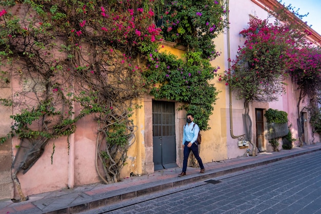 Foto joven en calle rústica de querétaro méxico