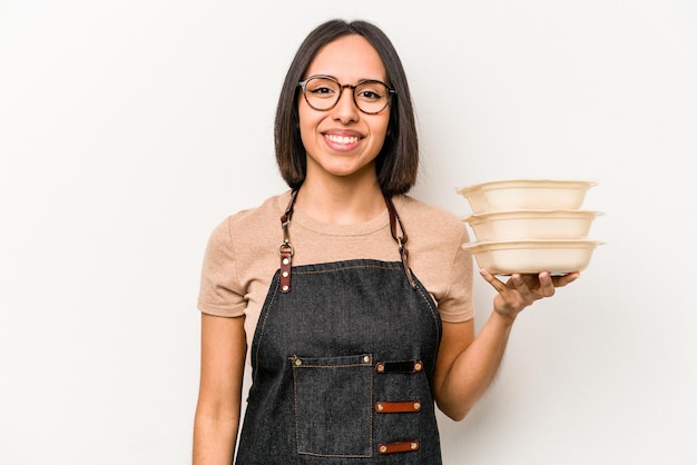 Joven camarera caucásica mujer sosteniendo tupperware aislado sobre fondo blanco feliz sonriente y alegre