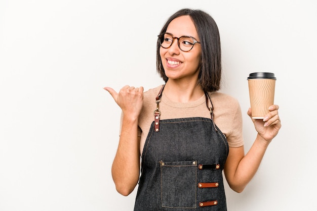 Joven camarera caucásica sosteniendo café para llevar aislado en puntos de fondo blanco con el dedo pulgar lejos riendo y despreocupado