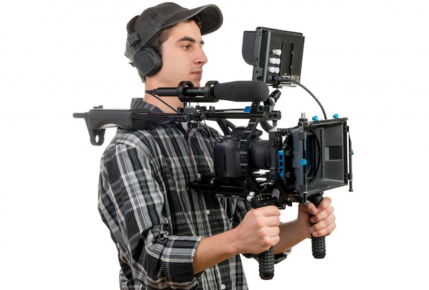 Joven camarógrafo con cámara de cine