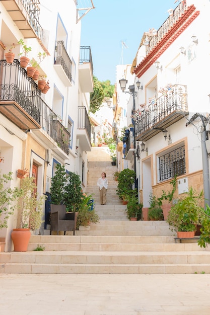 Joven camina por el barrio de Santa Cruz en Alicante España