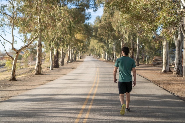 Joven caminando por la calle en ropa deportiva