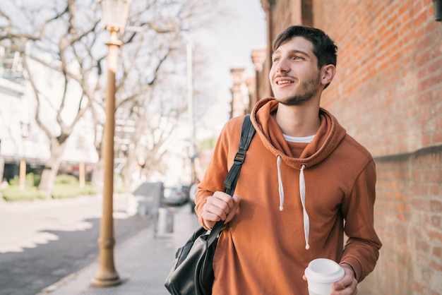 Joven caminando por la calle.