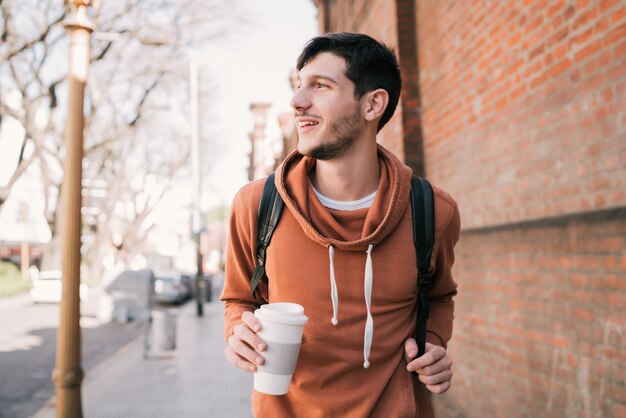 Joven caminando por la calle