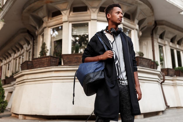 Joven caminando por las calles