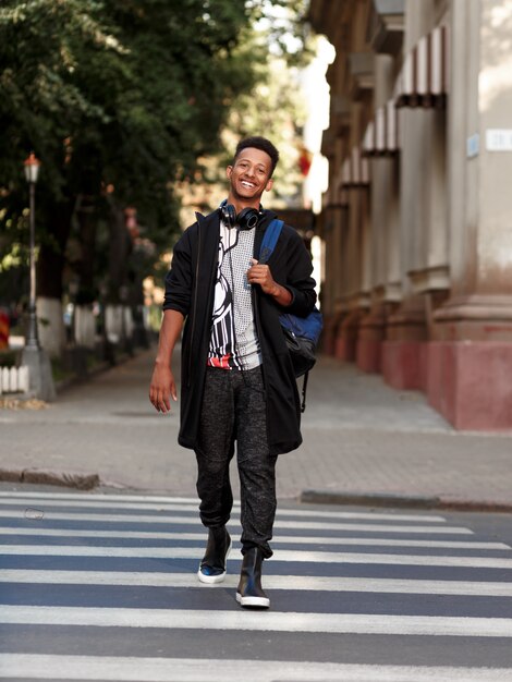 Joven caminando por las calles