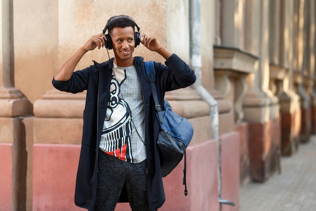 Joven caminando por las calles