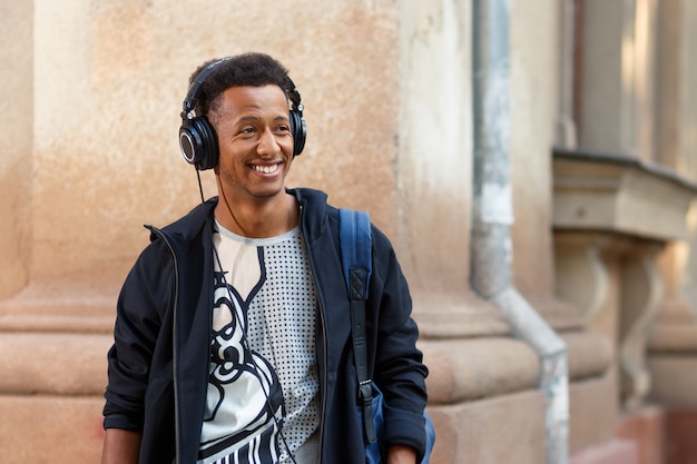 Joven caminando por las calles