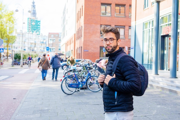 Joven caminando en la ciudad