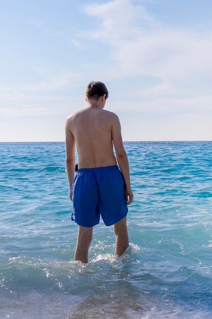 Joven caminando en el mar