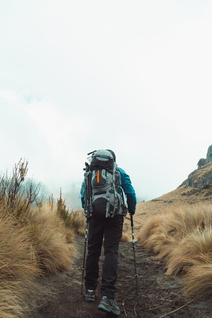 Joven caminando en la montaña