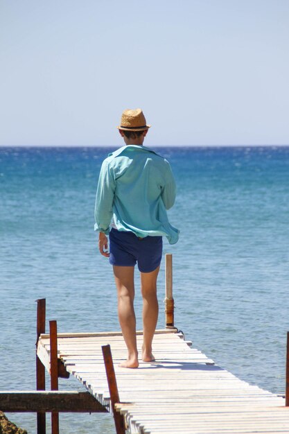 Joven caminando por el muelle