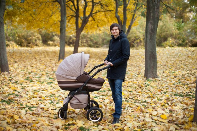 Joven caminando en un parque de otoño