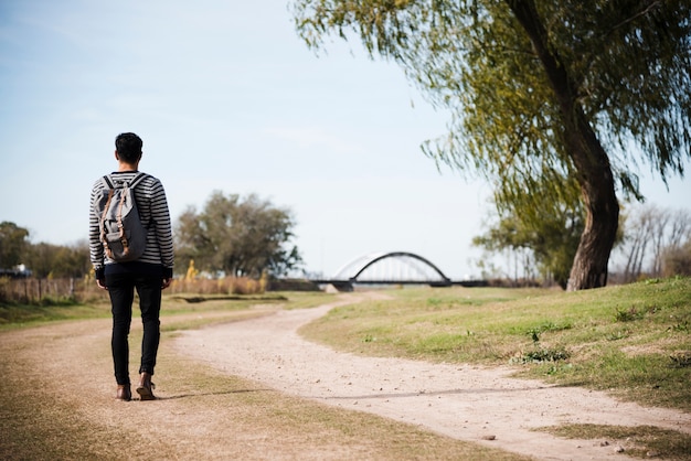 Joven caminando en el parque