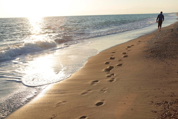 Joven caminando en la playa