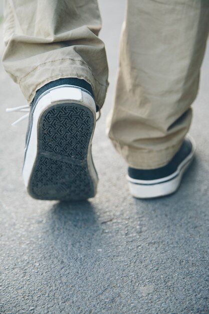 Joven caminando