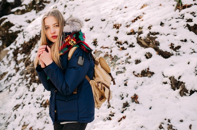 joven en una caminata en un bosque de invierno