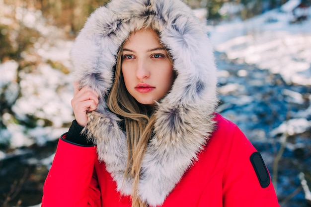 joven en una caminata en un bosque de invierno