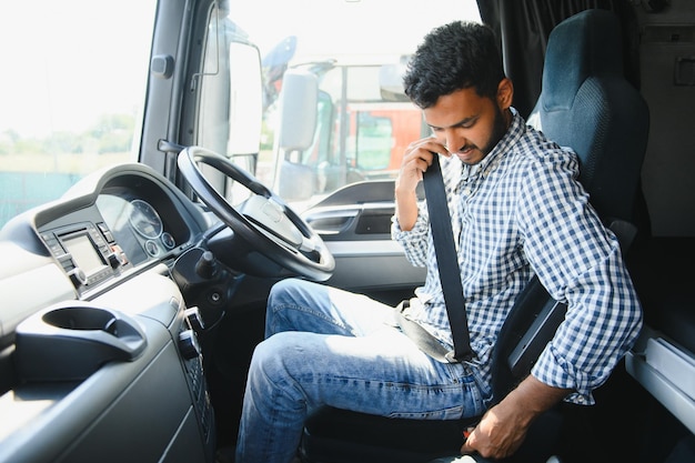 Foto joven camionero indio concepto de transporte de mercancías por carretera