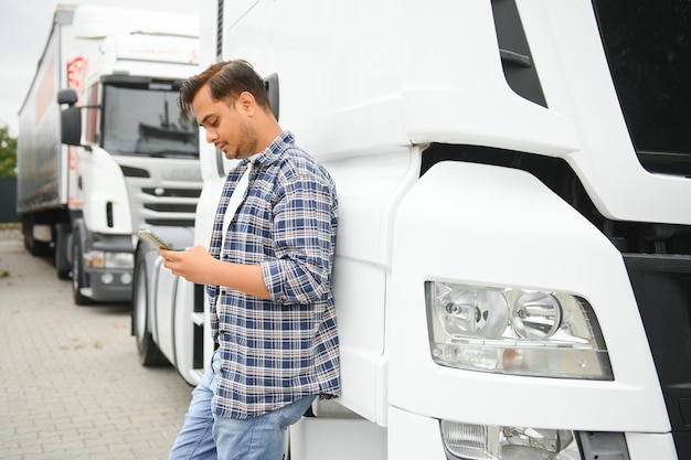 Foto joven camionero indio concepto de transporte de mercancías por carretera