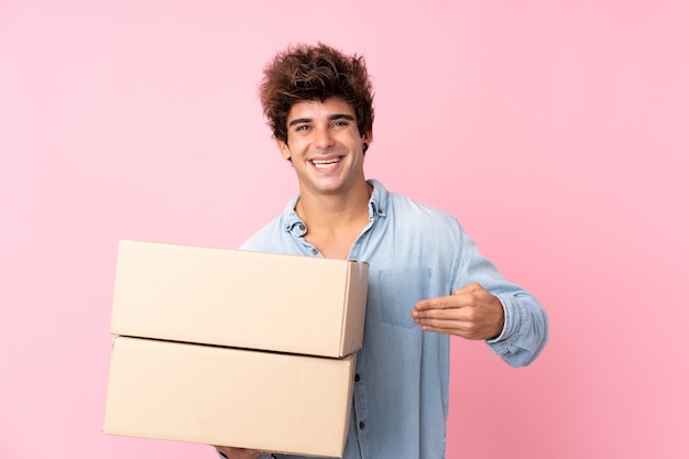 Foto joven con camisa azul con paquetes