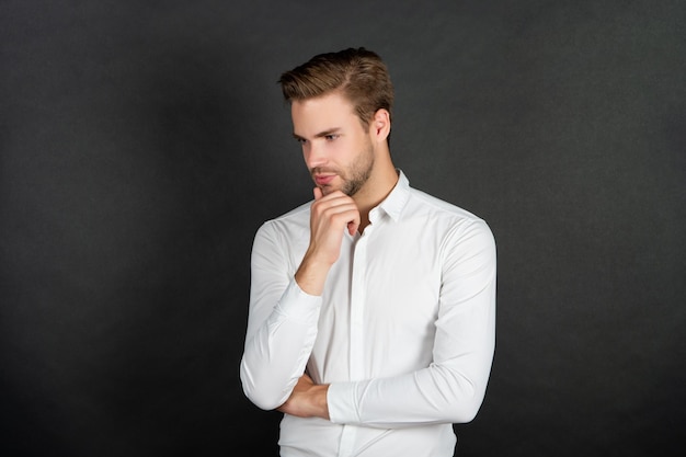 Joven con camisa blanca en la moda de fondo negro