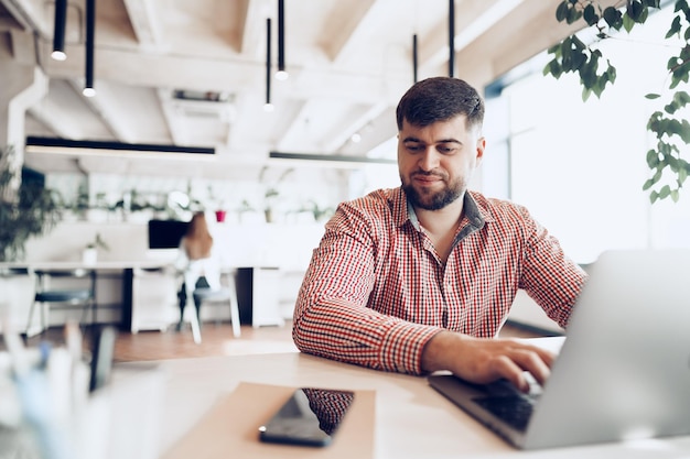 Joven en camisa casual trabajando en equipo en la oficina