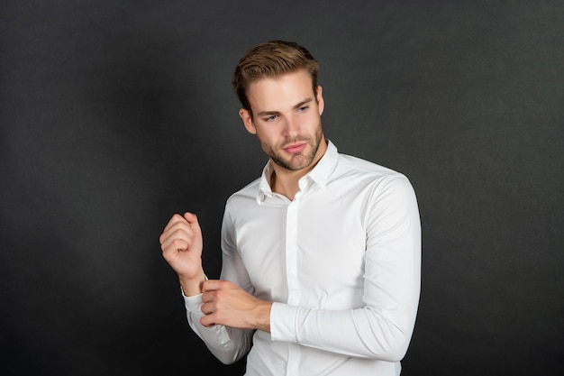 joven, en, camisa, en, fondo negro, moda