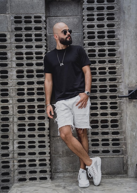 Un joven con camiseta y pantalones cortos en las calles de la ciudad.