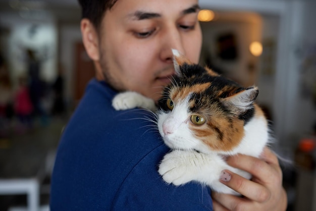 joven, en, camiseta, tenencia, un, gato