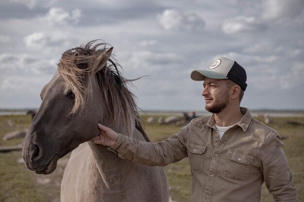 Joven, en, campo, con, caballo