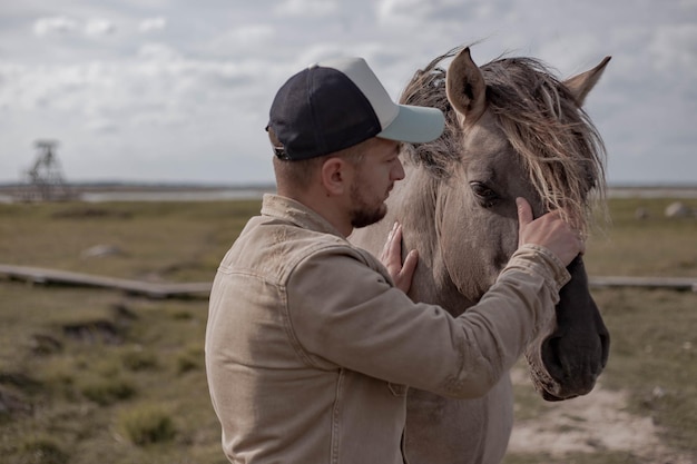 Joven, en, campo, con, caballo