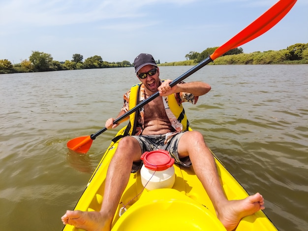 Un joven en la canoa haciendo piragüismo en un parque natural de Cataluña, río junto a la playa del Estartit