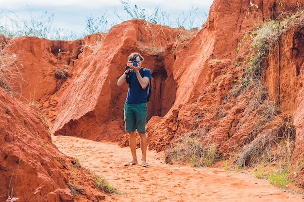 Joven en el cañón rojo cerca de Mui Ne, en el sur de Vietnam