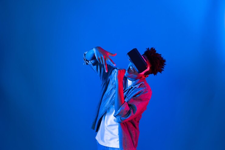 Foto joven cantante africano usando a través de gafas de realidad virtual disfruta cantando canciones ingeniosas