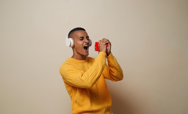 joven cantante escuchar música con auriculares y micrófono concepto de karaoke móvil