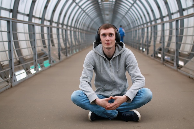 un joven con capucha hip-hop en el túnel