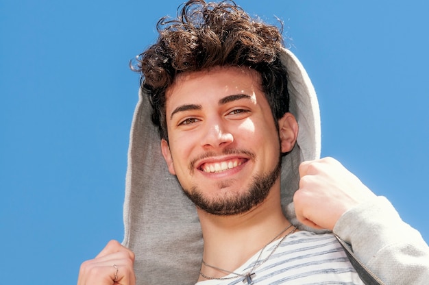 Foto joven con capucha se ve feliz