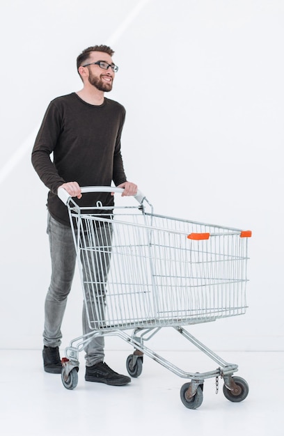 Joven con un carrito de compras da un paso adelante