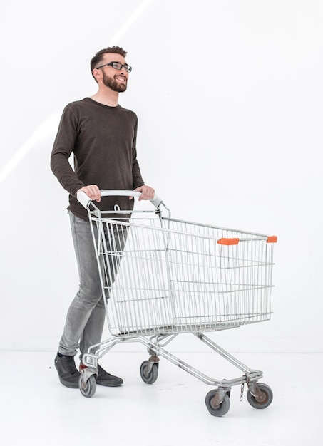 Joven con un carrito de compras da un paso adelante