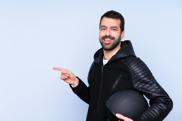 Joven con casco de moto